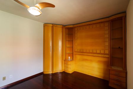 Casa à venda com 472m², 5 quartos e 4 vagasSuíte 1