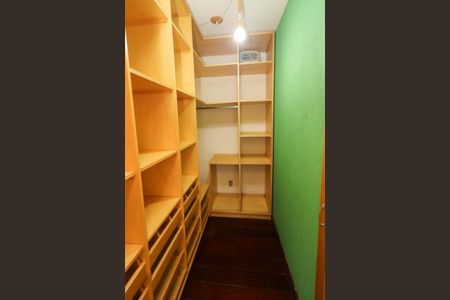 Casa à venda com 472m², 5 quartos e 4 vagasCloset da suíte 3
