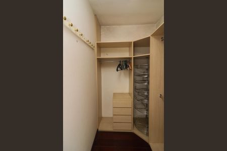 Casa à venda com 472m², 5 quartos e 4 vagasCloset da suíte 2
