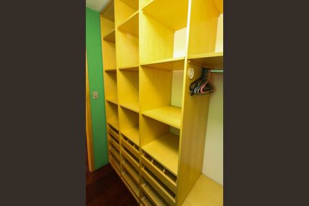 Casa à venda com 472m², 5 quartos e 4 vagasCloset da suíte 3