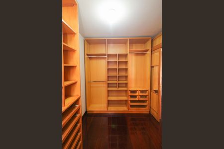 Casa à venda com 472m², 5 quartos e 4 vagasCloset da suíte 1