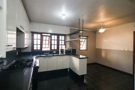 Casa à venda com 472m², 5 quartos e 4 vagasCozinha