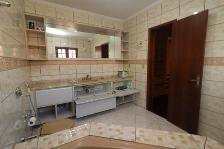 Casa à venda com 472m², 5 quartos e 4 vagasBanheiro da Suíte 1