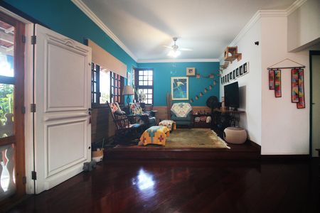 Casa à venda com 271m², 4 quartos e 4 vagas