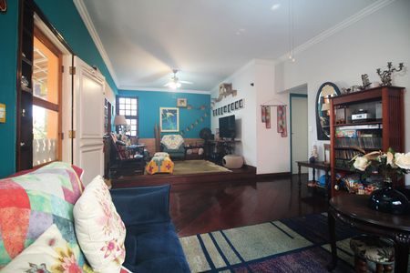 Casa à venda com 271m², 4 quartos e 4 vagas