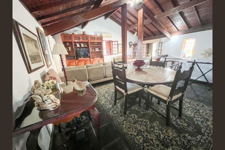 Casa à venda com 4 quartos, 243m² em Matapaca, Niterói