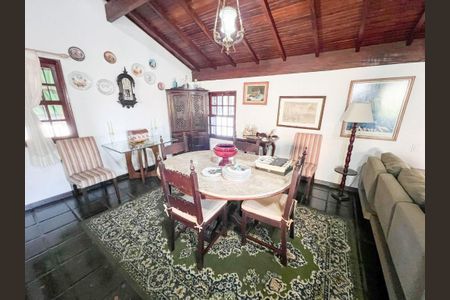 Casa à venda com 4 quartos, 243m² em Matapaca, Niterói