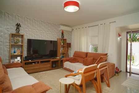 Casa para alugar com 330m², 3 quartos e 3 vagas Casa para alugar com 330m², 3 quartos e 3 vagasSala