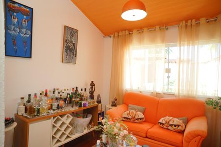 Casa para alugar com 330m², 3 quartos e 3 vagas Casa para alugar com 330m², 3 quartos e 3 vagasSala