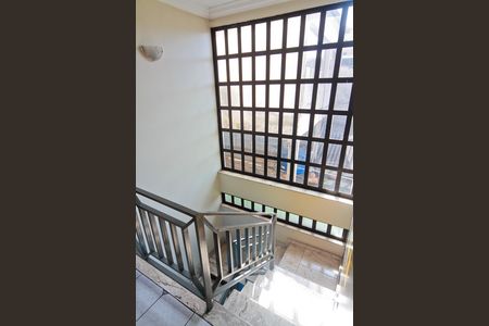 Casa à venda com 122m², 3 quartos e 4 vagas Casa à venda com 122m², 3 quartos e 4 vagasEscada