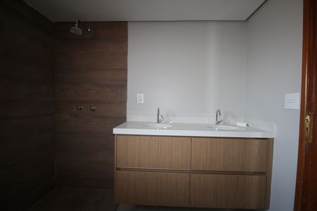 Apartamento à venda com 195m², 3 quartos e 4 vagasBanheiro suíte 1