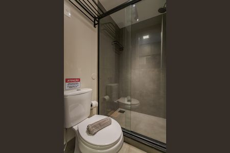 Banheiro de kitnet/studio para alugar com 1 quarto, 25m² em Boa Vista, Porto Alegre