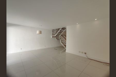 Sala de casa de condomínio para alugar com 4 quartos, 200m² em Recreio dos Bandeirantes, Rio de Janeiro