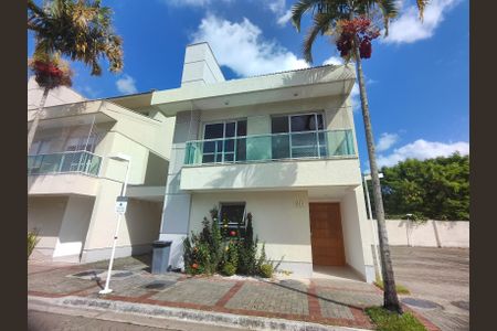 Casa de condomínio para alugar com 200m², 4 quartos e 1 vaga Casa de condomínio para alugar com 200m², 4 quartos e 1 vagaFachada