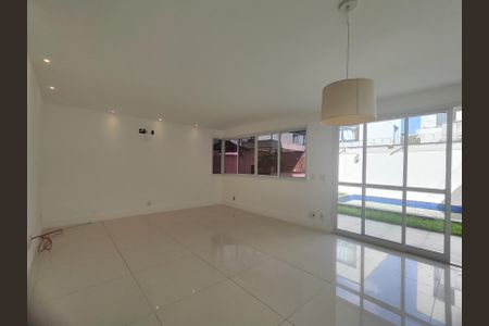 Casa de condomínio para alugar com 200m², 4 quartos e 1 vaga Casa de condomínio para alugar com 200m², 4 quartos e 1 vagaSala