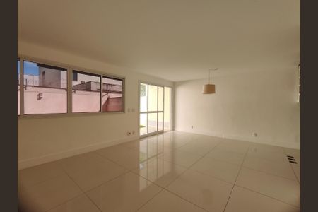 Sala de casa de condomínio para alugar com 4 quartos, 200m² em Recreio dos Bandeirantes, Rio de Janeiro