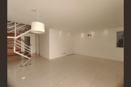 Casa de condomínio para alugar com 200m², 4 quartos e 1 vaga Casa de condomínio para alugar com 200m², 4 quartos e 1 vagaSala
