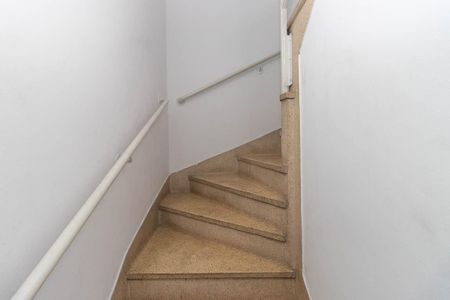 Casa à venda com 150m², 3 quartos e 2 vagas Casa à venda com 150m², 3 quartos e 2 vagasEscada