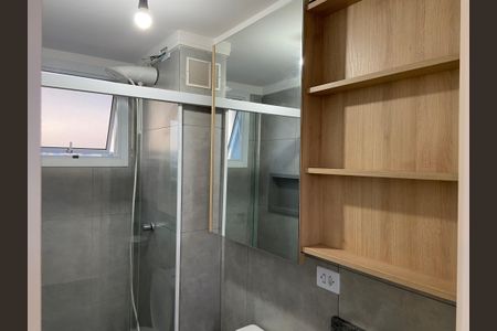 Banheiro social de kitnet/studio para alugar com 1 quarto, 30m² em Rio Pequeno, São Paulo