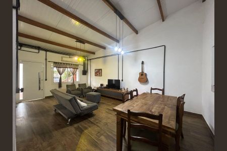 Casa à venda com 132m², 4 quartos e 2 vagas Casa à venda com 132m², 4 quartos e 2 vagasSala