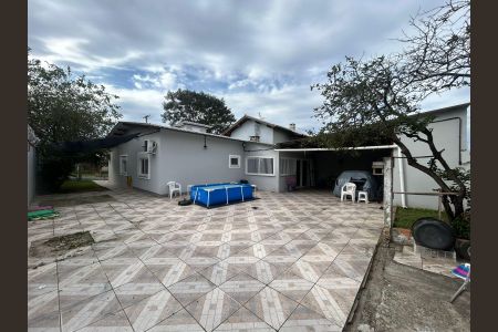 Casa à venda com 132m², 4 quartos e 2 vagas Casa à venda com 132m², 4 quartos e 2 vagasÁrea externa