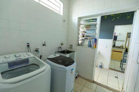 Casa à venda com 318m², 4 quartos e 2 vagasÁREA DE SERVIÇO