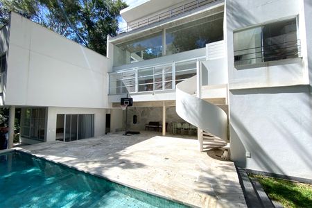 Casa de condomínio à venda com 488m², 4 quartos e 4 vagasQuintal
