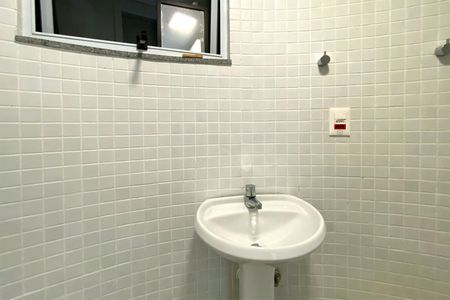 Casa de condomínio à venda com 488m², 4 quartos e 4 vagasBanheiro de serviço