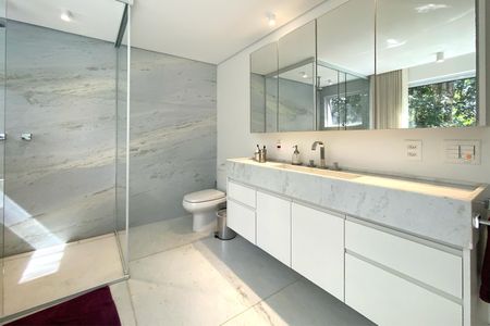 Casa de condomínio à venda com 488m², 4 quartos e 4 vagasBanheiro da Suíte 1