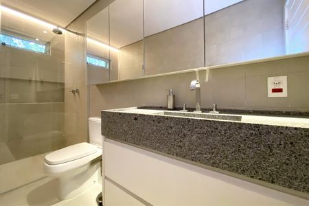 Casa de condomínio à venda com 488m², 4 quartos e 4 vagasBanheiro externo