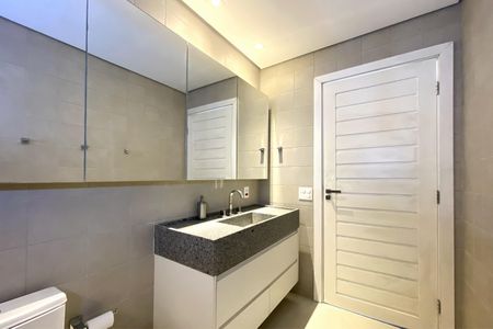 Casa de condomínio à venda com 488m², 4 quartos e 4 vagasBanheiro externo