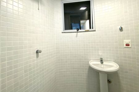 Casa de condomínio à venda com 488m², 4 quartos e 4 vagasBanheiro de serviço