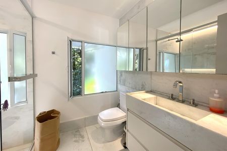 Casa de condomínio à venda com 488m², 4 quartos e 4 vagasBanheiro da Suíte 2