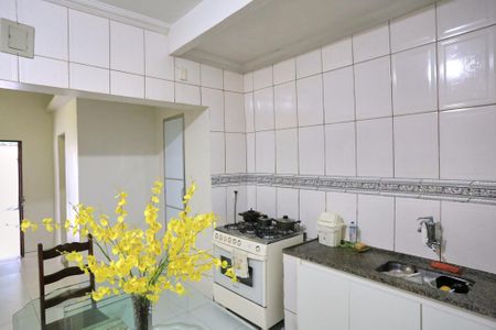 Casa para alugar com 180m², 2 quartos e 2 vagasCozinha