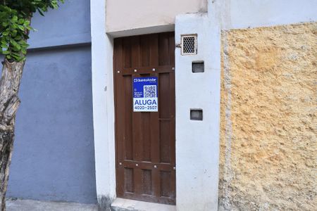 Casa para alugar com 180m², 2 quartos e 2 vagasFachada com Plaquinha