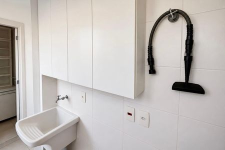 Área de serviço de casa para alugar com 2 quartos, 110m² em Chácara Pavoeiro, Cotia