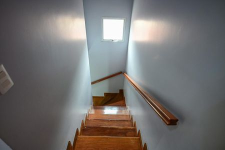 Escada de casa de condomínio para alugar com 2 quartos, 123m² em Parque das Cigarreiras, Taboão da Serra