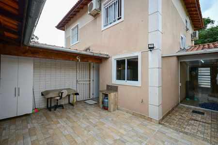 Casa de condomínio para alugar com 123m², 2 quartos e 2 vagasQuintal