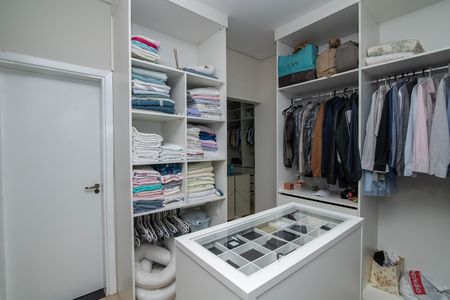 Casa de condomínio para alugar com 560m², 4 quartos e 5 vagas Casa de condomínio para alugar com 560m², 4 quartos e 5 vagasQuarto 4 Closet