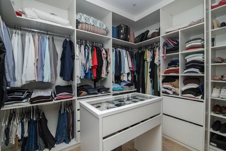 Casa de condomínio para alugar com 560m², 4 quartos e 5 vagas Casa de condomínio para alugar com 560m², 4 quartos e 5 vagasQuarto 4 Closet