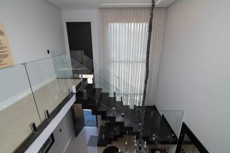 Casa de condomínio para alugar com 560m², 4 quartos e 5 vagas Casa de condomínio para alugar com 560m², 4 quartos e 5 vagasEscada