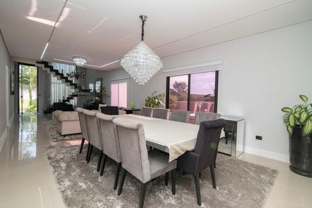 Casa de condomínio para alugar com 560m², 4 quartos e 5 vagas Casa de condomínio para alugar com 560m², 4 quartos e 5 vagasSala de Jantar