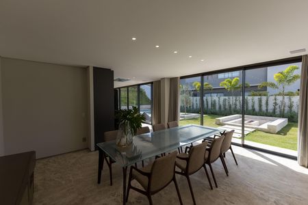 Casa de condomínio à venda com 650m², 4 quartos e 4 vagas Casa de condomínio à venda com 650m², 4 quartos e 4 vagasSala de Jantar