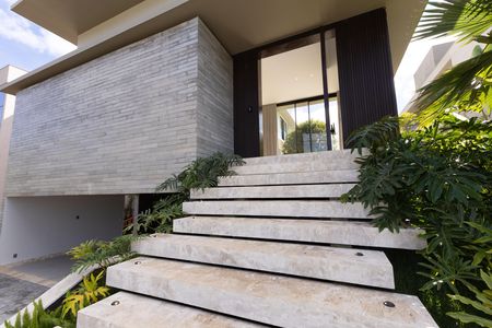 Casa de condomínio à venda com 650m², 4 quartos e 4 vagas Casa de condomínio à venda com 650m², 4 quartos e 4 vagasFachada