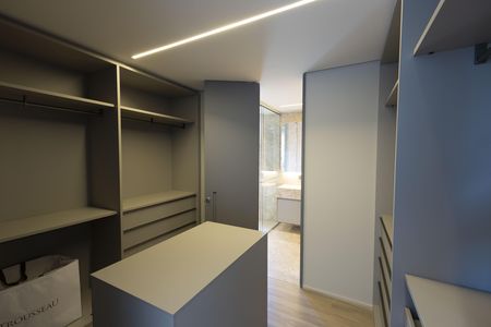 Casa de condomínio à venda com 650m², 4 quartos e 4 vagas Casa de condomínio à venda com 650m², 4 quartos e 4 vagasCloset da Suíte 1