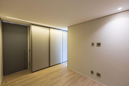Casa de condomínio à venda com 650m², 4 quartos e 4 vagas Casa de condomínio à venda com 650m², 4 quartos e 4 vagasSuíte 2