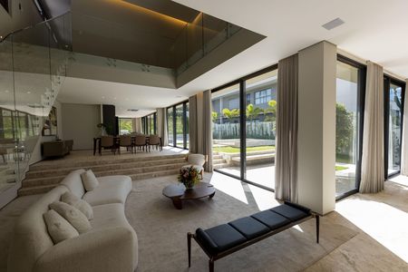 Casa de condomínio à venda com 650m², 4 quartos e 4 vagas Casa de condomínio à venda com 650m², 4 quartos e 4 vagasSala de Estar