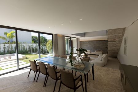 Casa de condomínio à venda com 650m², 4 quartos e 4 vagas Casa de condomínio à venda com 650m², 4 quartos e 4 vagasSala de Jantar