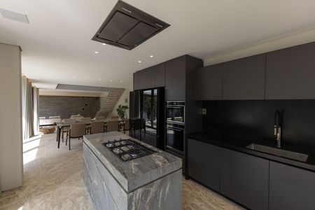Casa de condomínio à venda com 650m², 4 quartos e 4 vagas Casa de condomínio à venda com 650m², 4 quartos e 4 vagasCozinha