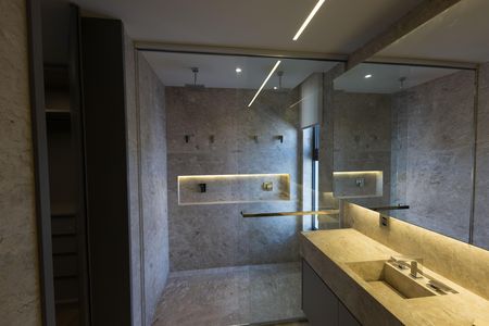 Casa de condomínio à venda com 650m², 4 quartos e 4 vagas Casa de condomínio à venda com 650m², 4 quartos e 4 vagasBanheiro da Suíte 1